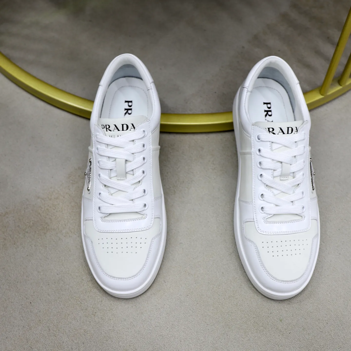 Factory price: 600💰Top original order Brand: PRADA (Prada) Standard code: Men's size 38/44 (45 can be customized) Grade: Same as the official website Material: Original cowhide surface splicing, cowhide lining, original wear-resistant soft outsole Style category: casual sports shoes, young fashion, European and American trends, British style Color: actual picture color